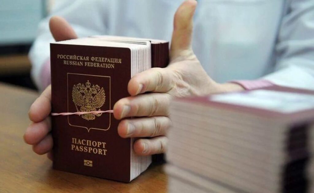 Изымать загран паспорта